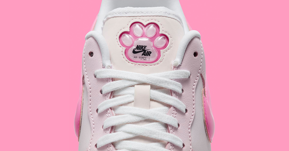 Für die pelzigen Freunde: Nike NIKE DUNK LOW RETRO WHITE BLACK WOMENS 2021 Low "Paw Print" mit speziellen Details